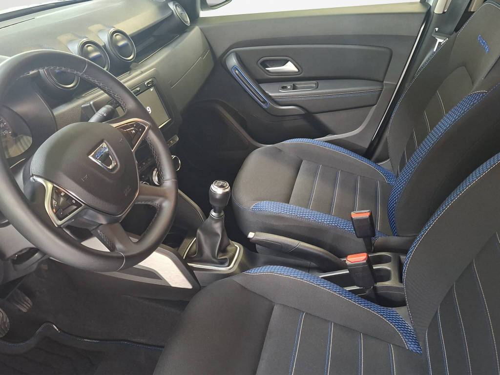 DACIA Duster 1.3 TCe 150 Celebration 4WD-image-4