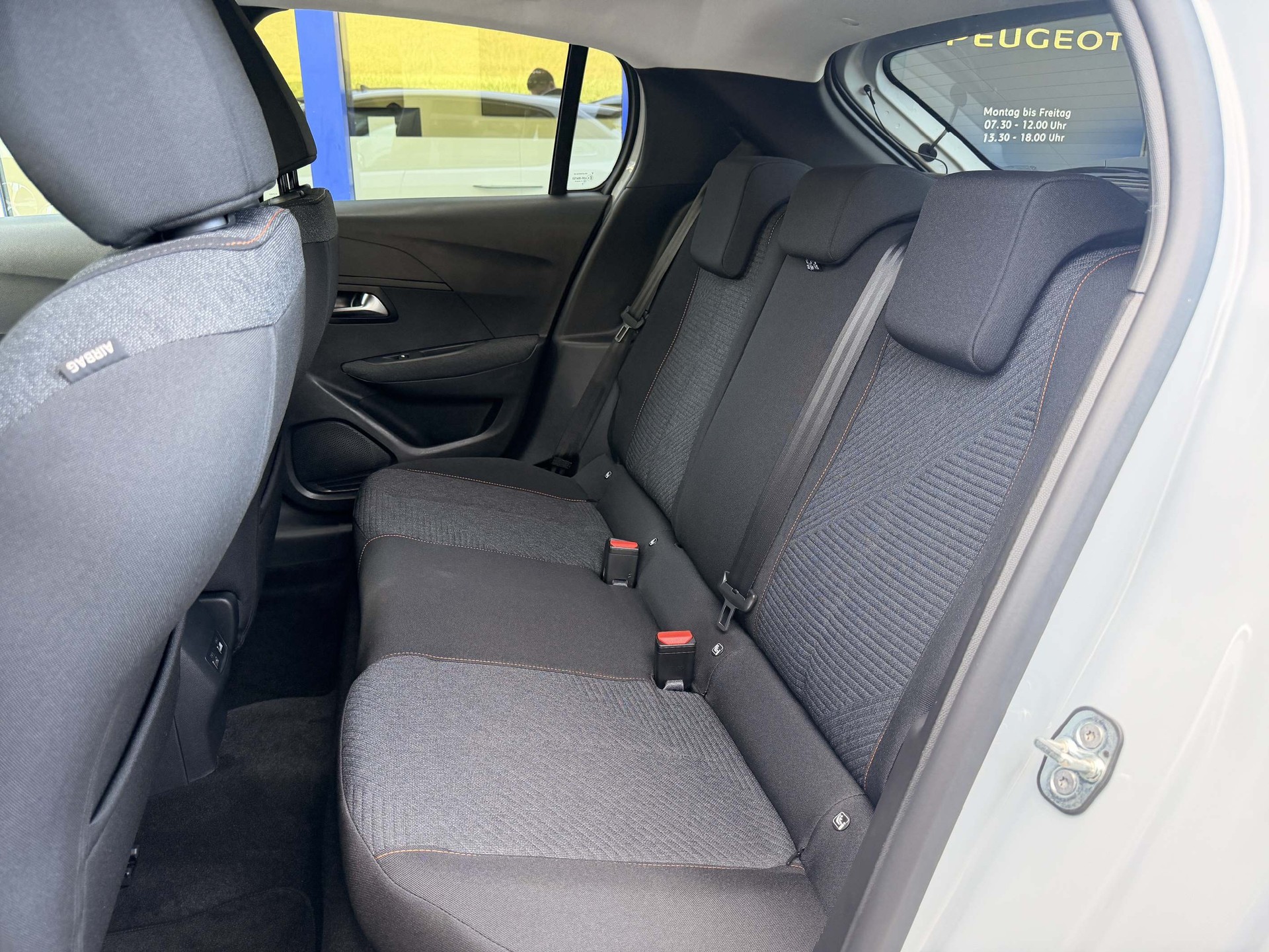 PEUGEOT 208 e-Business * 8 Jahre Werksgarantie*-image-8