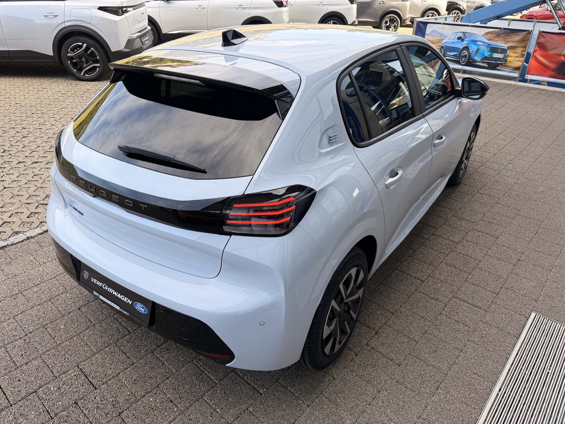PEUGEOT 208 e-Business * 8 Jahre Werksgarantie*-image-4