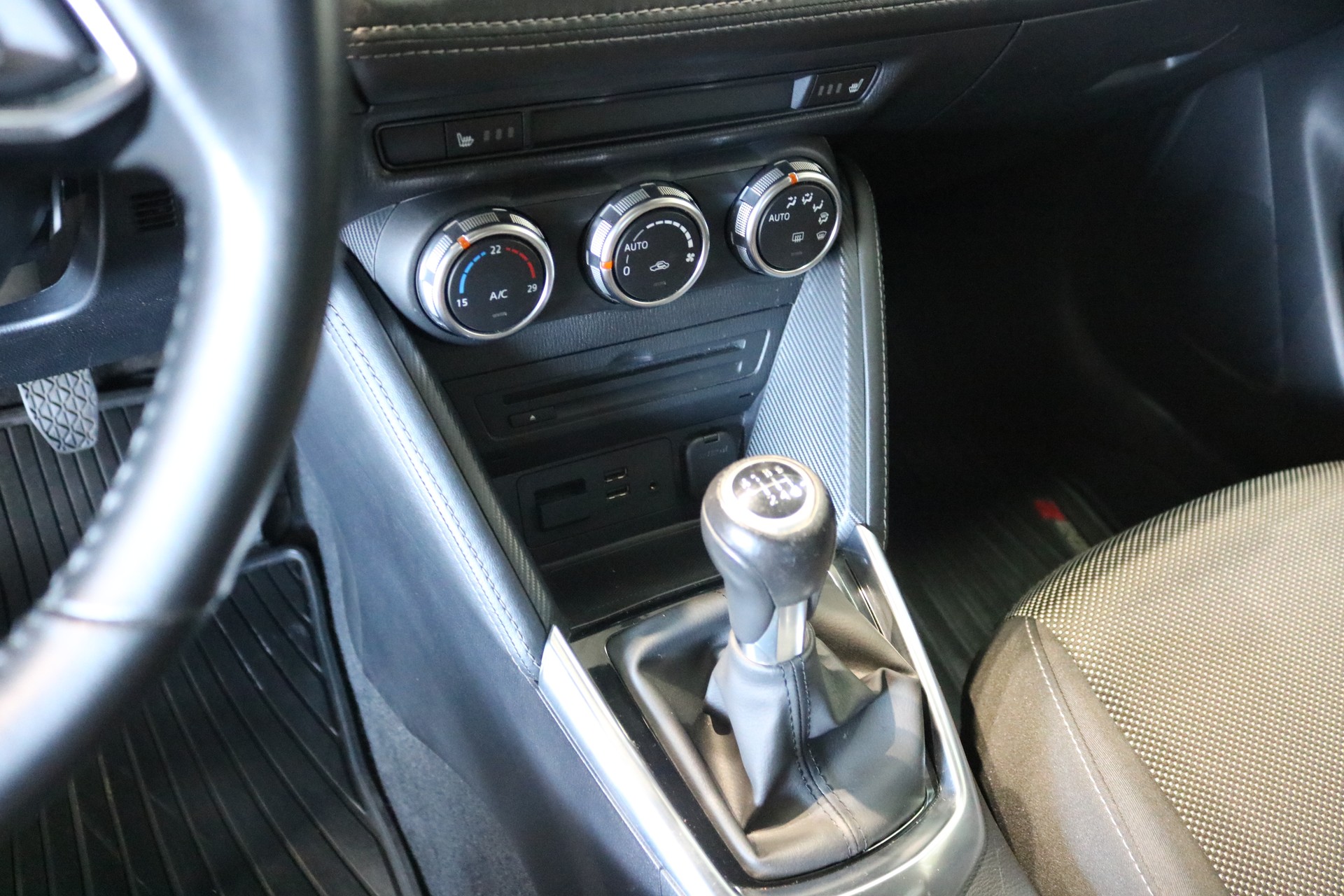 MAZDA 2 SKYACTIV-G 115 Revolution-image-37