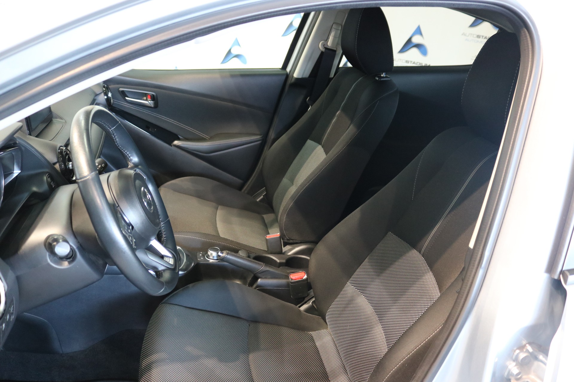 MAZDA 2 SKYACTIV-G 115 Revolution-image-34