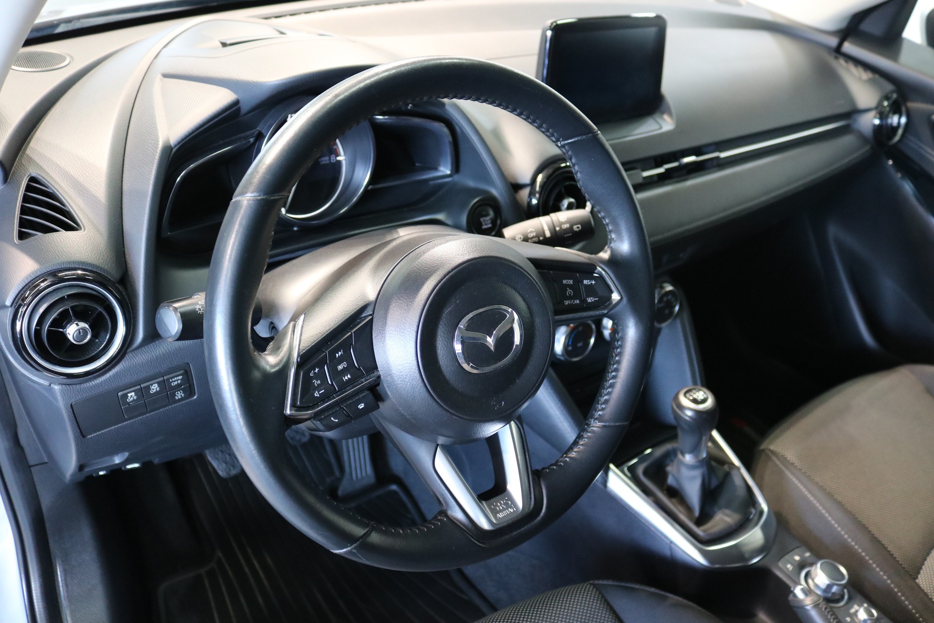 MAZDA 2 SKYACTIV-G 115 Revolution-image-1