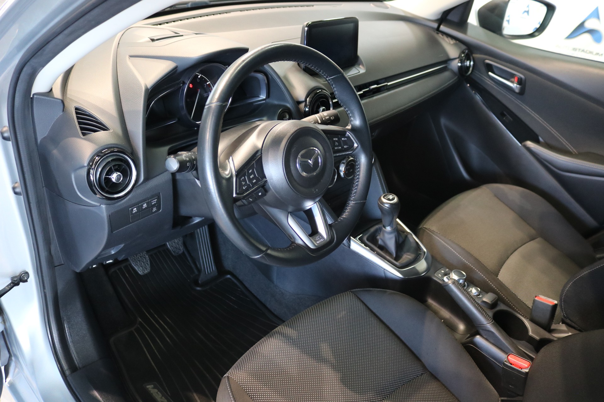 MAZDA 2 SKYACTIV-G 115 Revolution-image-2
