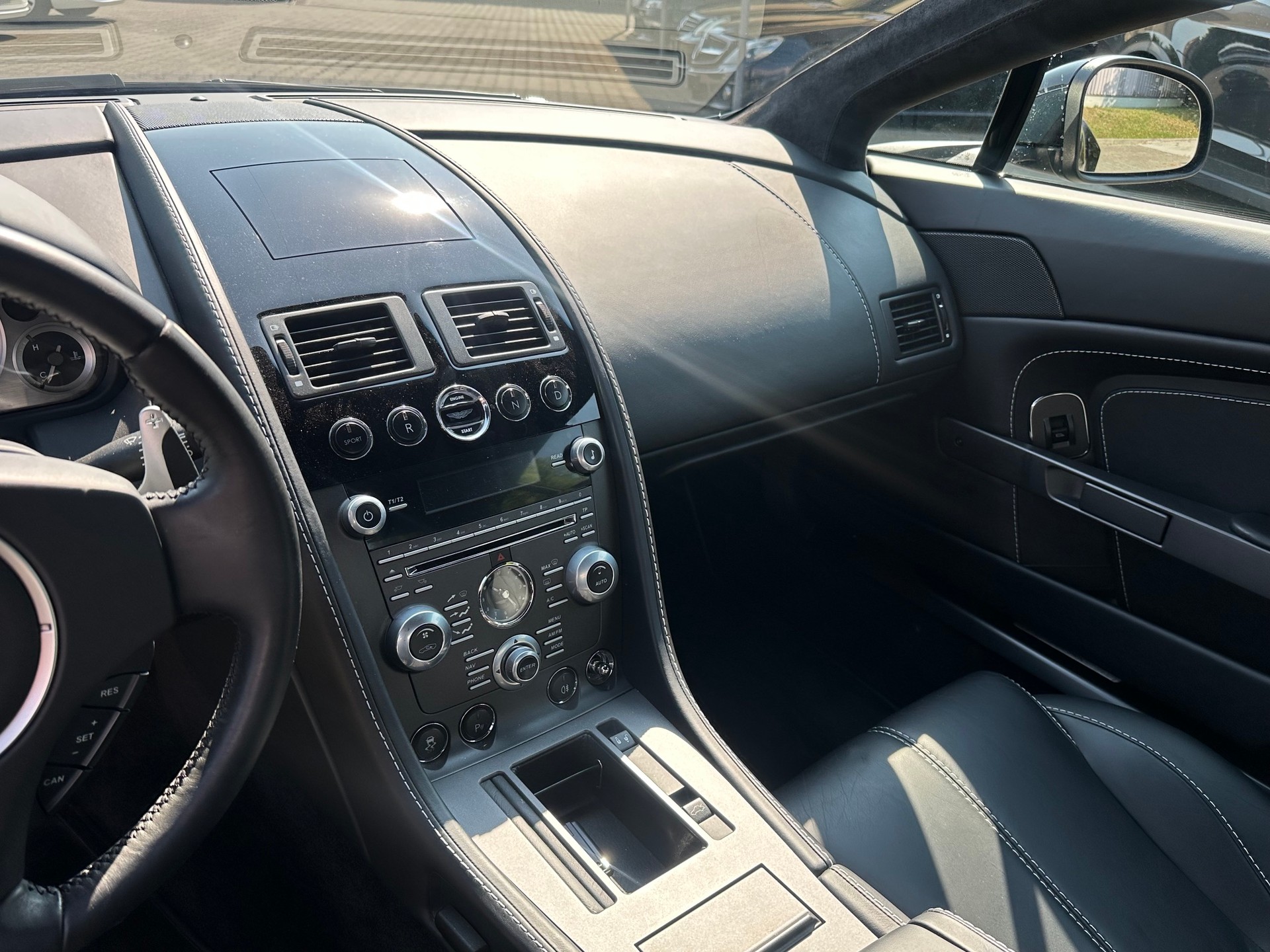 ASTON MARTIN V8 Vantage 4.7 Sportshift II Facelift-image-5