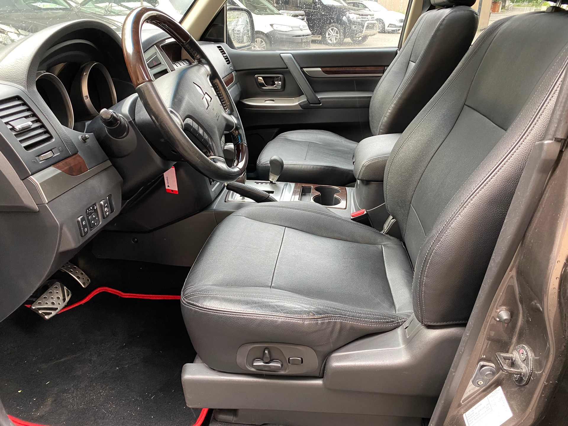 MITSUBISHI Pajero 3.2 DI-D Diamond Automatic-image-2