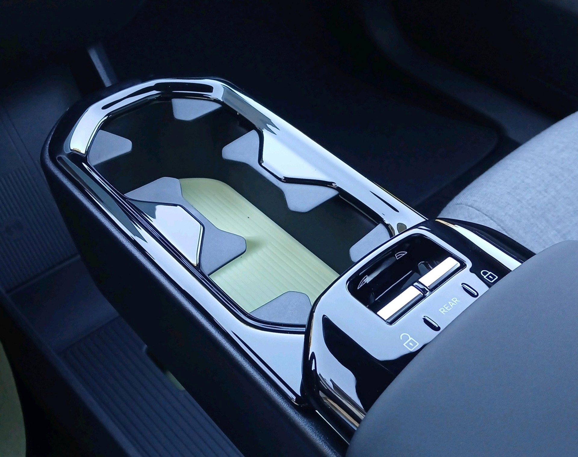 VOLVO EX 30 E60 Twin Ultra Performanc-image-17