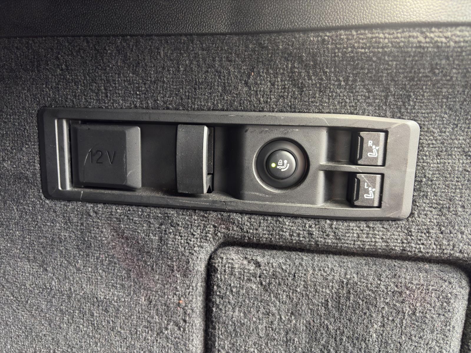 BMW iX xDrive40-image-17