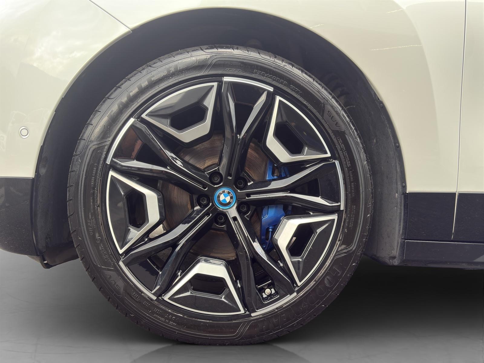 BMW iX xDrive40-image-8