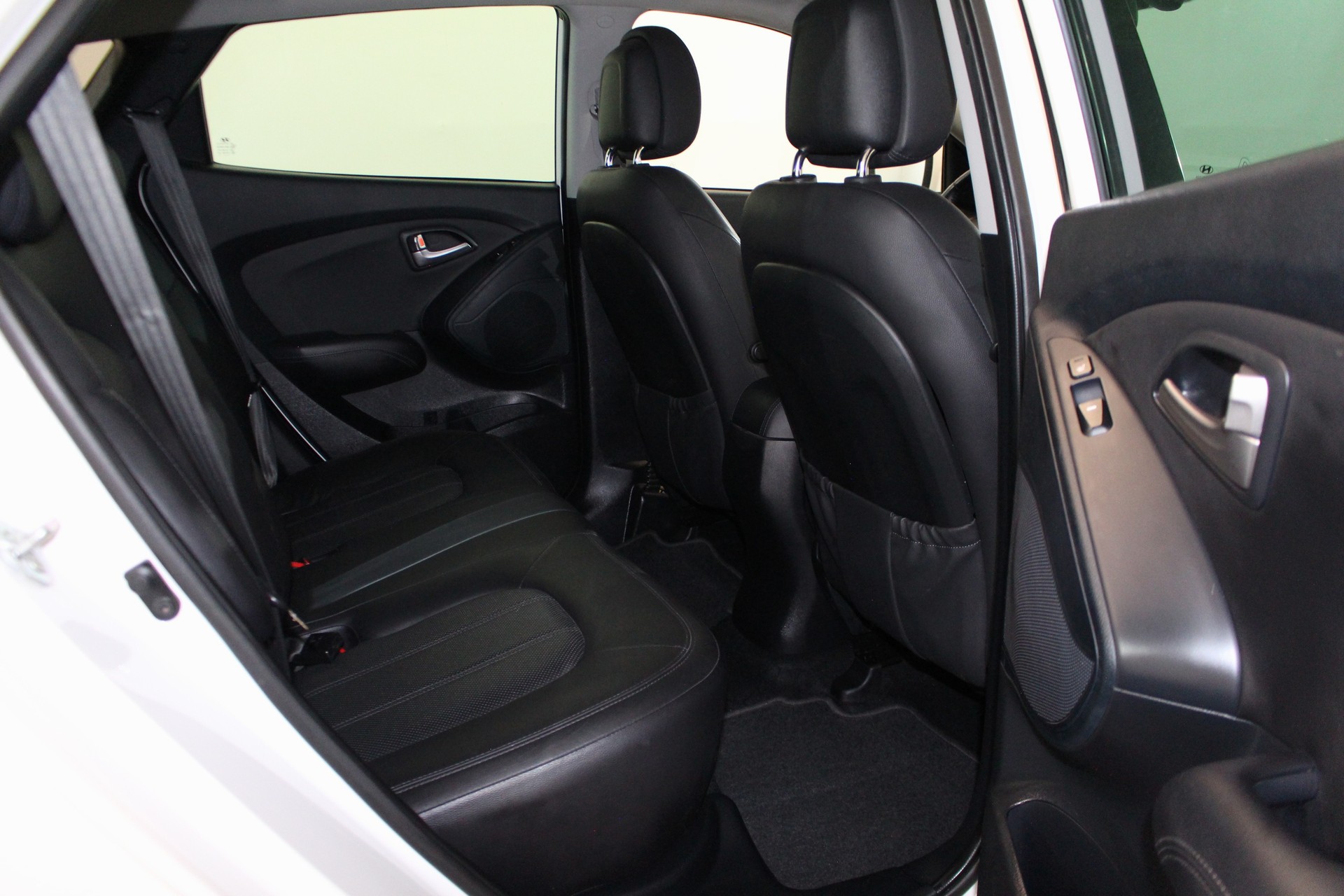 HYUNDAI iX 35 2.0 CRDi Premium 4WD Automatic-image-9