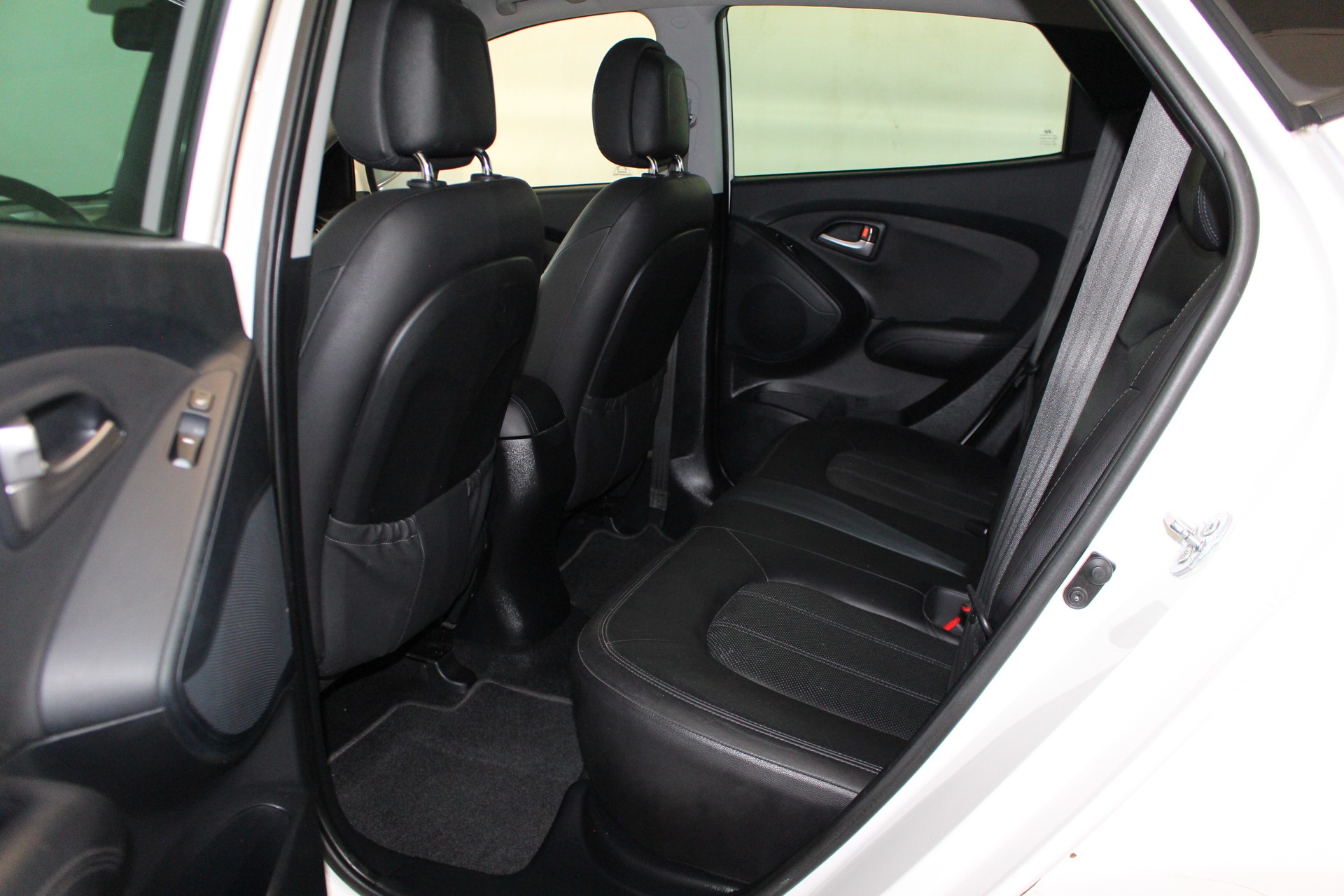HYUNDAI iX 35 2.0 CRDi Premium 4WD Automatic-image-7