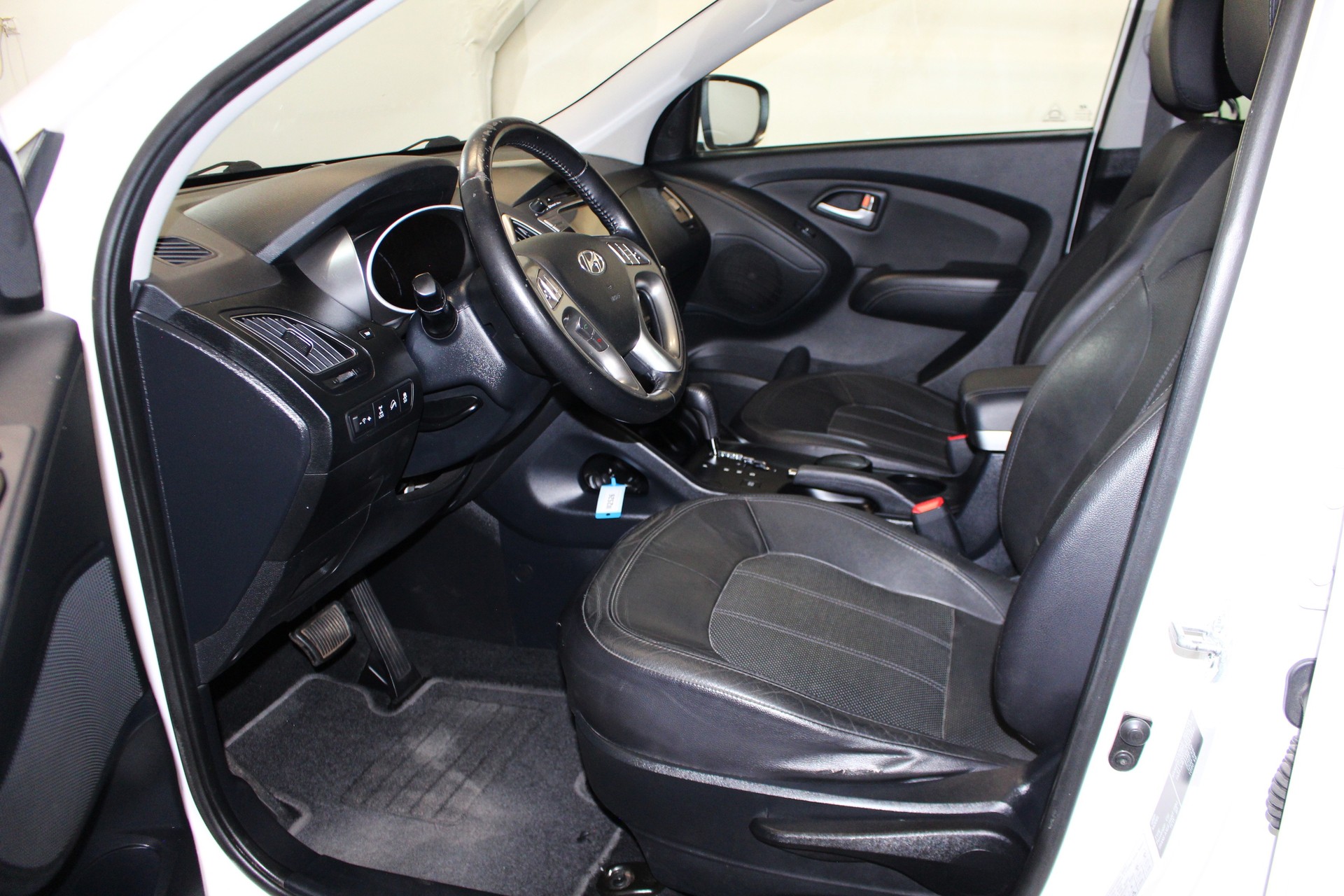HYUNDAI iX 35 2.0 CRDi Premium 4WD Automatic-image-6