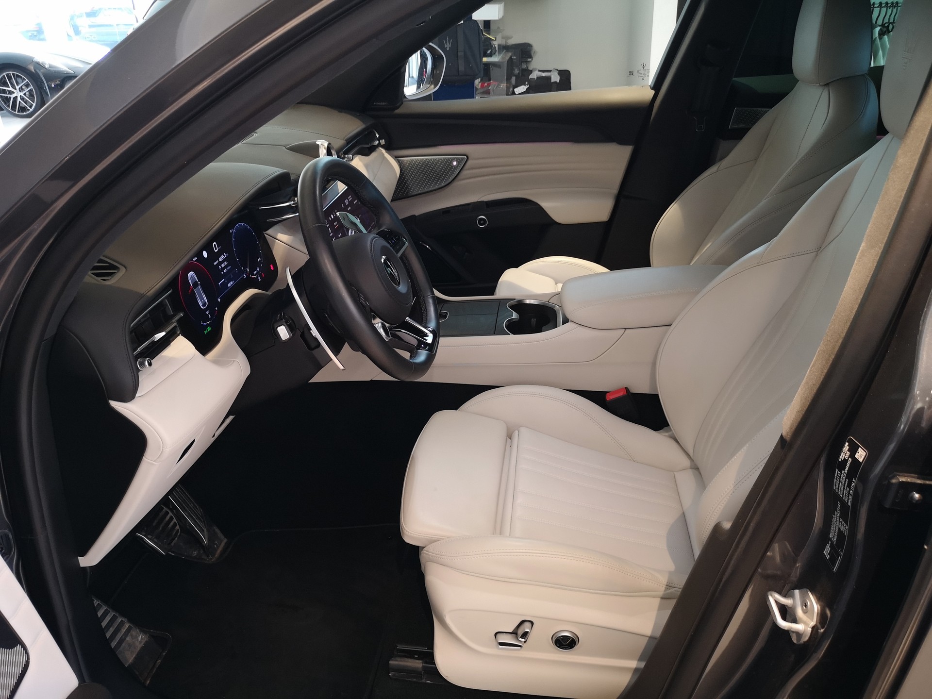 MASERATI Grecale 2.0 MHEV Modena-image-6