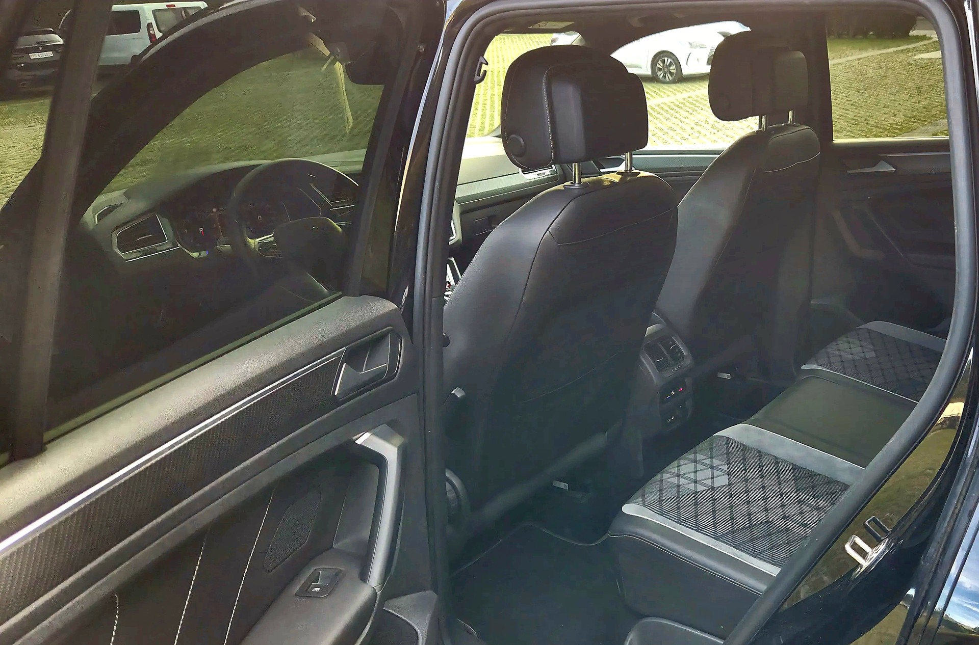 VW Tiguan 2.0 TDI SCR R-Line DSG 4 motion-image-5