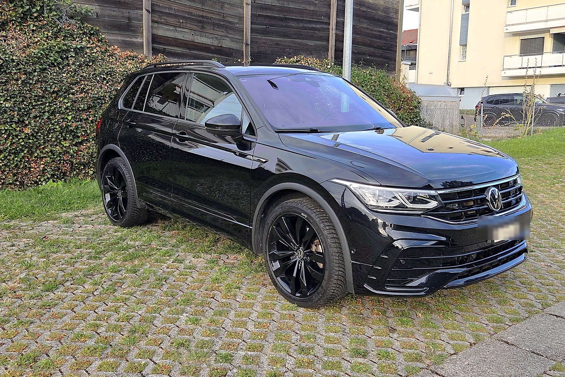 VW Tiguan 2.0 TDI SCR R-Line DSG 4 motion-image-0