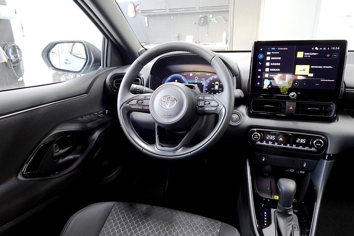 TOYOTA Yaris 1.5 Premium e-CVT-image-7
