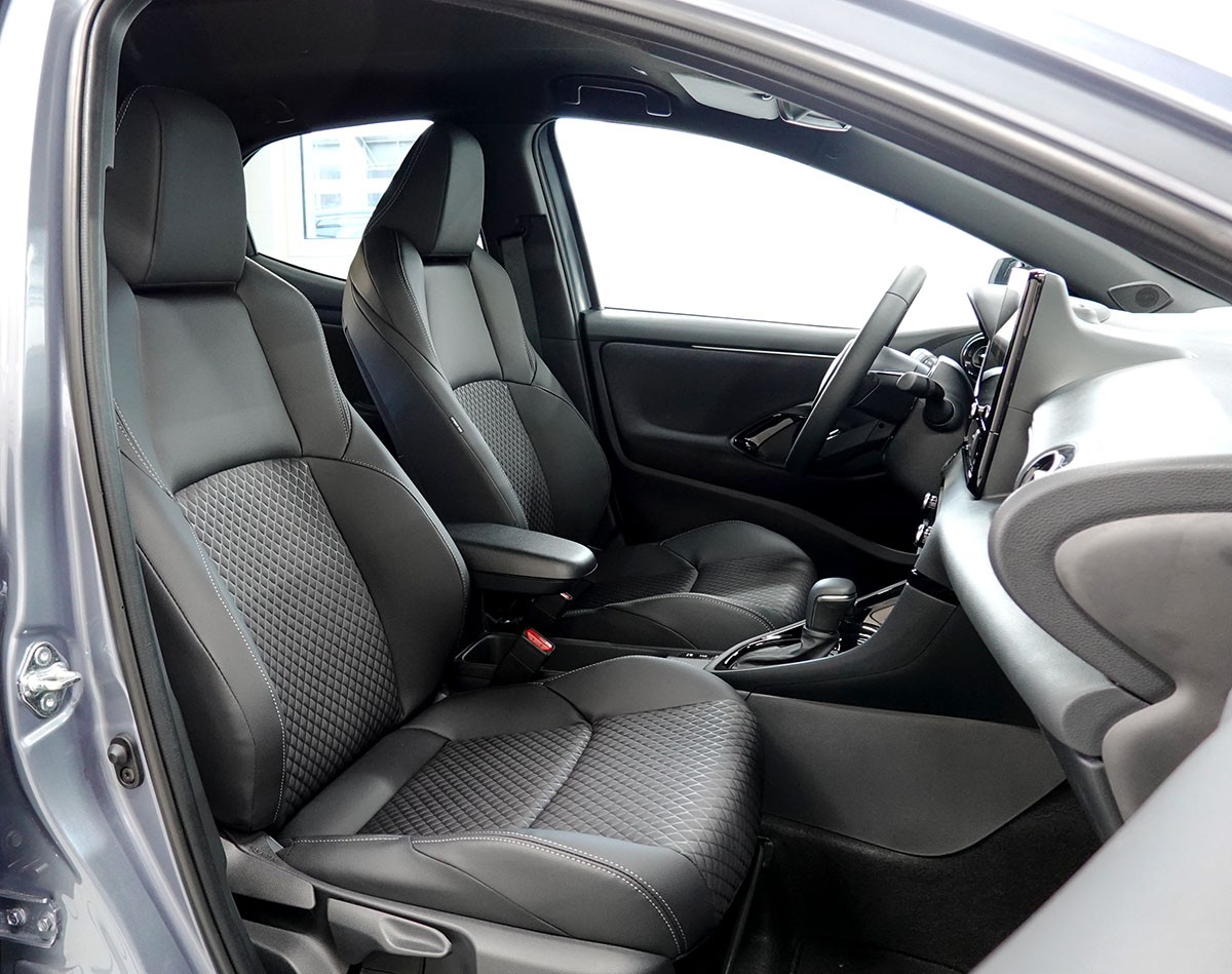 TOYOTA Yaris 1.5 Premium e-CVT-showroom-element-3