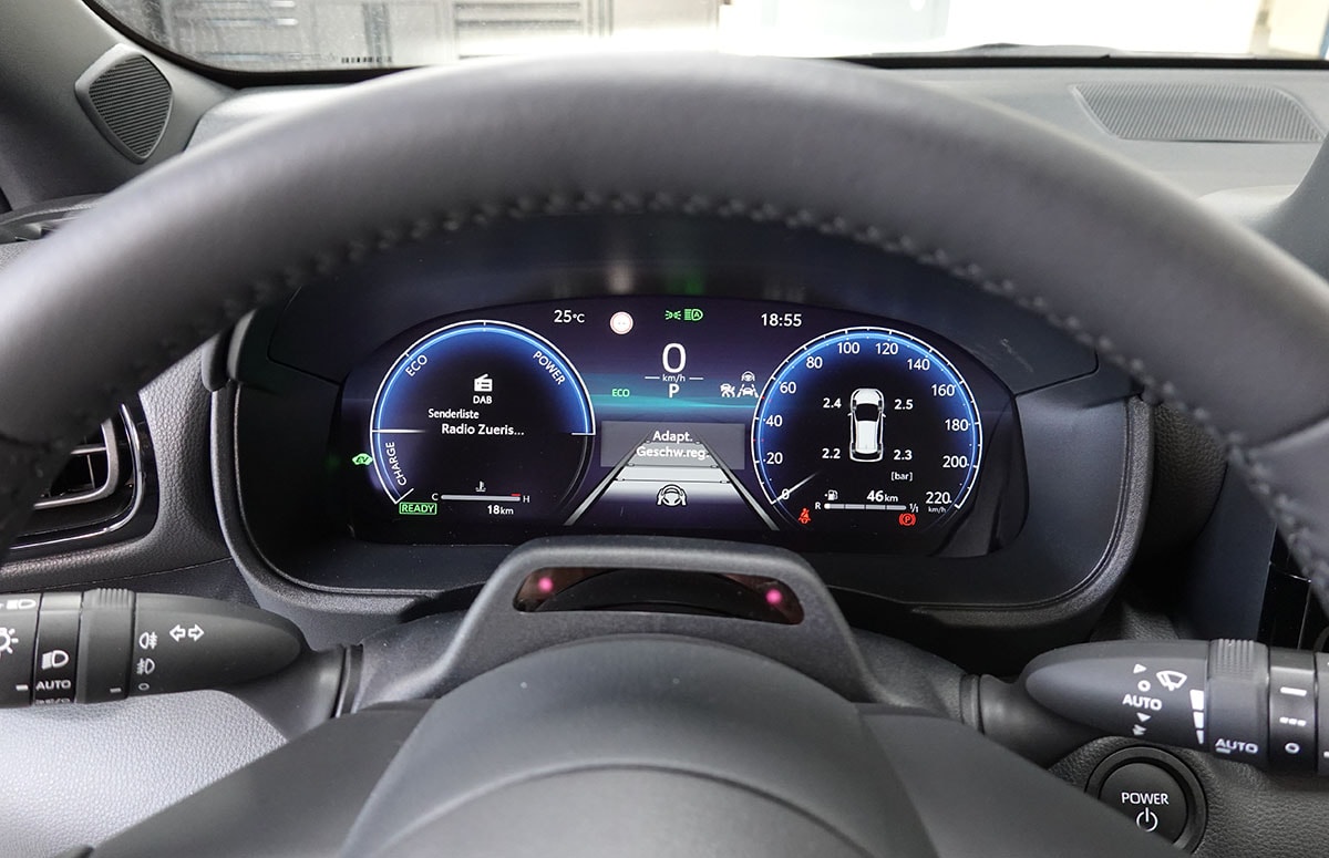 TOYOTA Yaris 1.5 Premium e-CVT-image-11