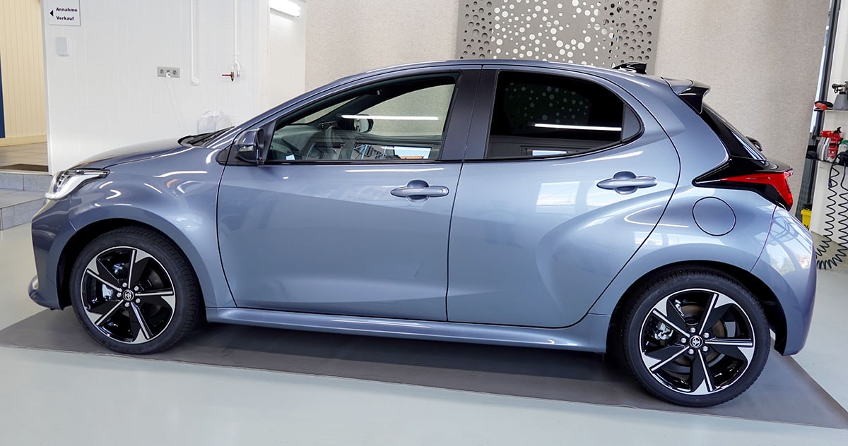 TOYOTA Yaris 1.5 Premium e-CVT-showroom-element-1