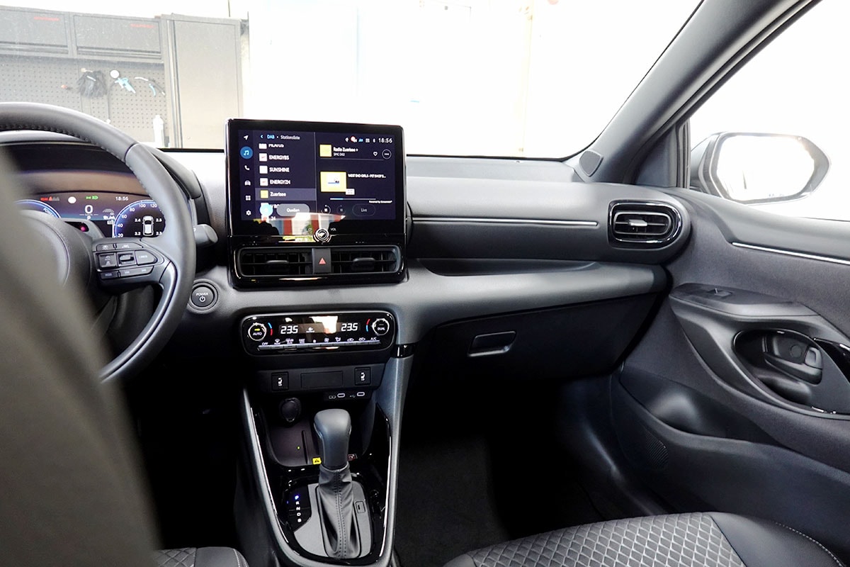 TOYOTA Yaris 1.5 Premium e-CVT-image-9
