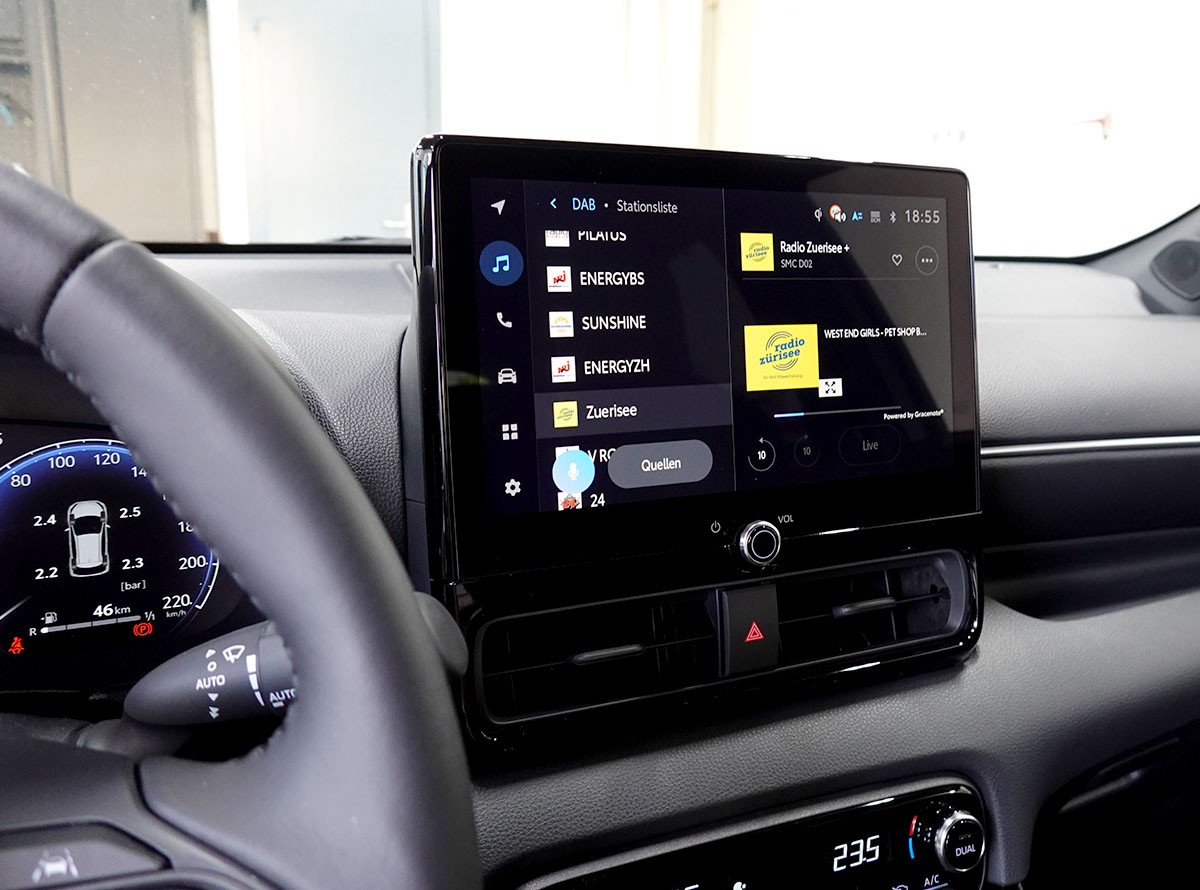 TOYOTA Yaris 1.5 Premium e-CVT-image-10