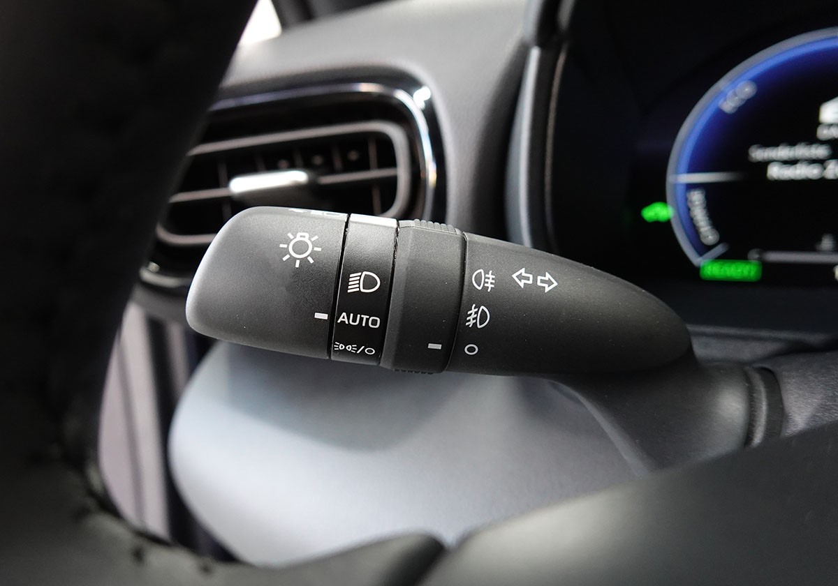 TOYOTA Yaris 1.5 Premium e-CVT-image-12