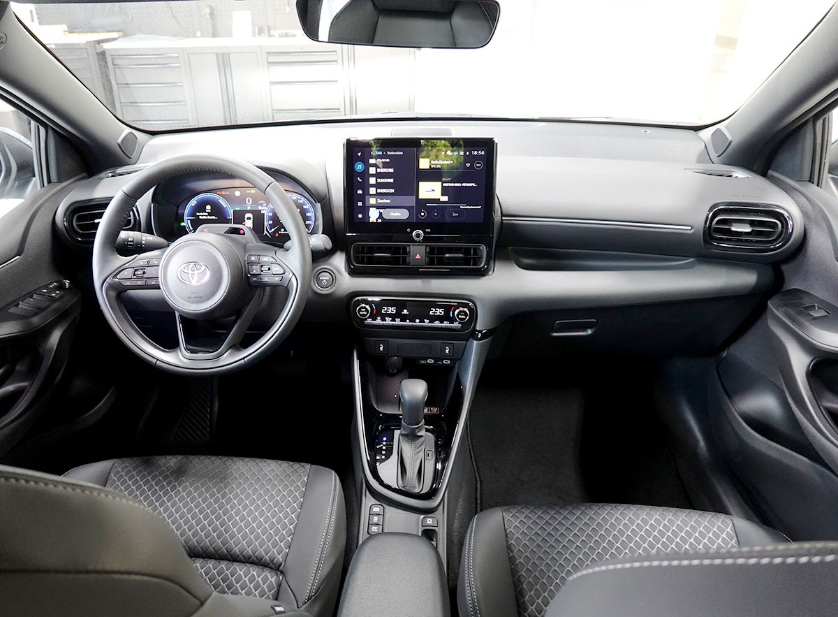 TOYOTA Yaris 1.5 Premium e-CVT-image-8