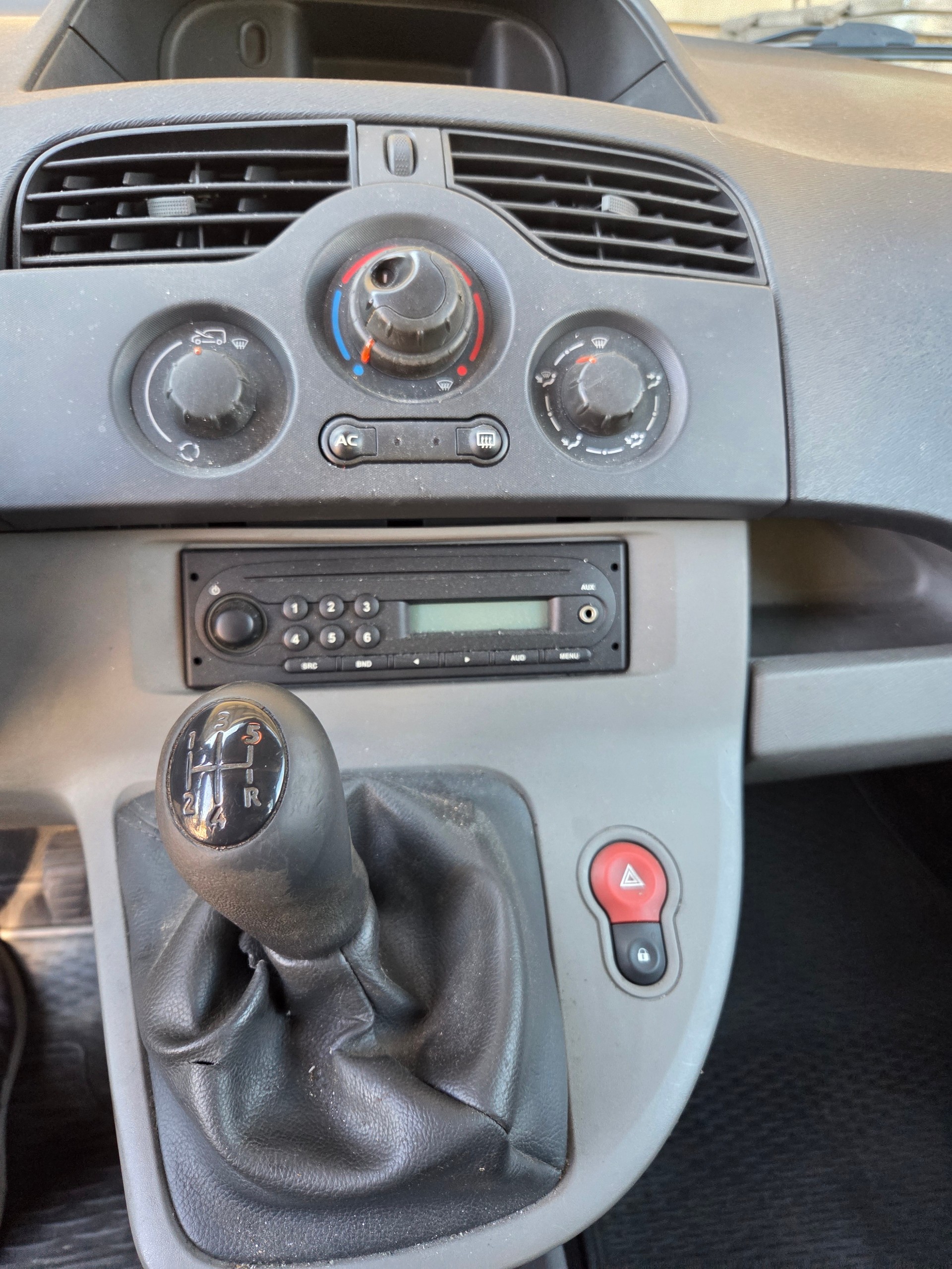 RENAULT Kangoo dCi 85-image-9