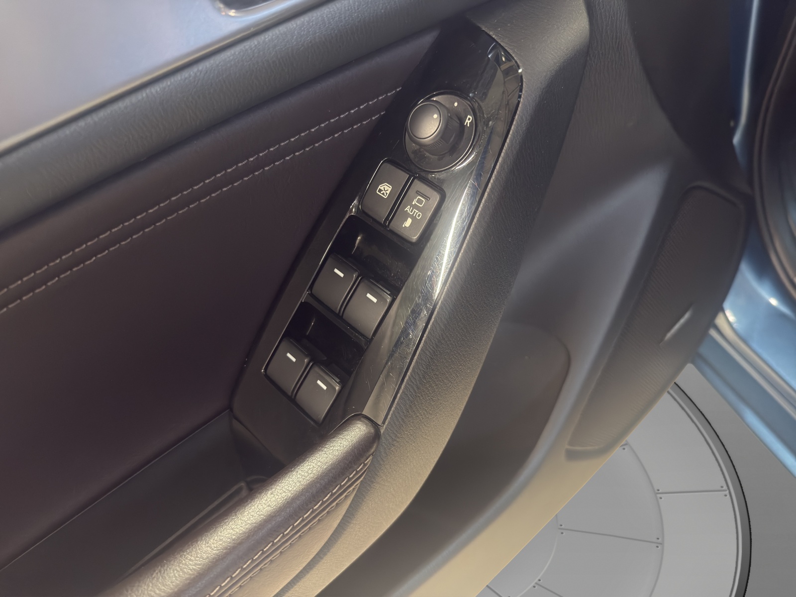 MAZDA 3 2.2 D Revolution-image-9