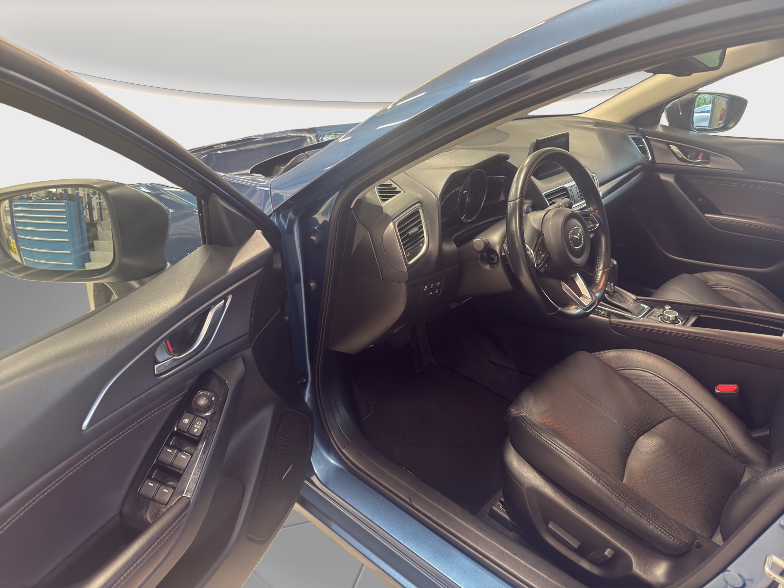 MAZDA 3 2.2 D Revolution-image-8