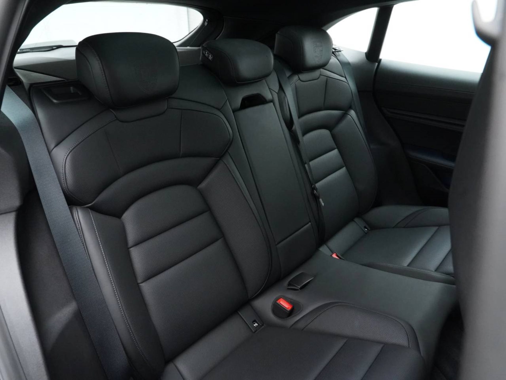 PORSCHE Taycan 4 Cross Turismo-image-30