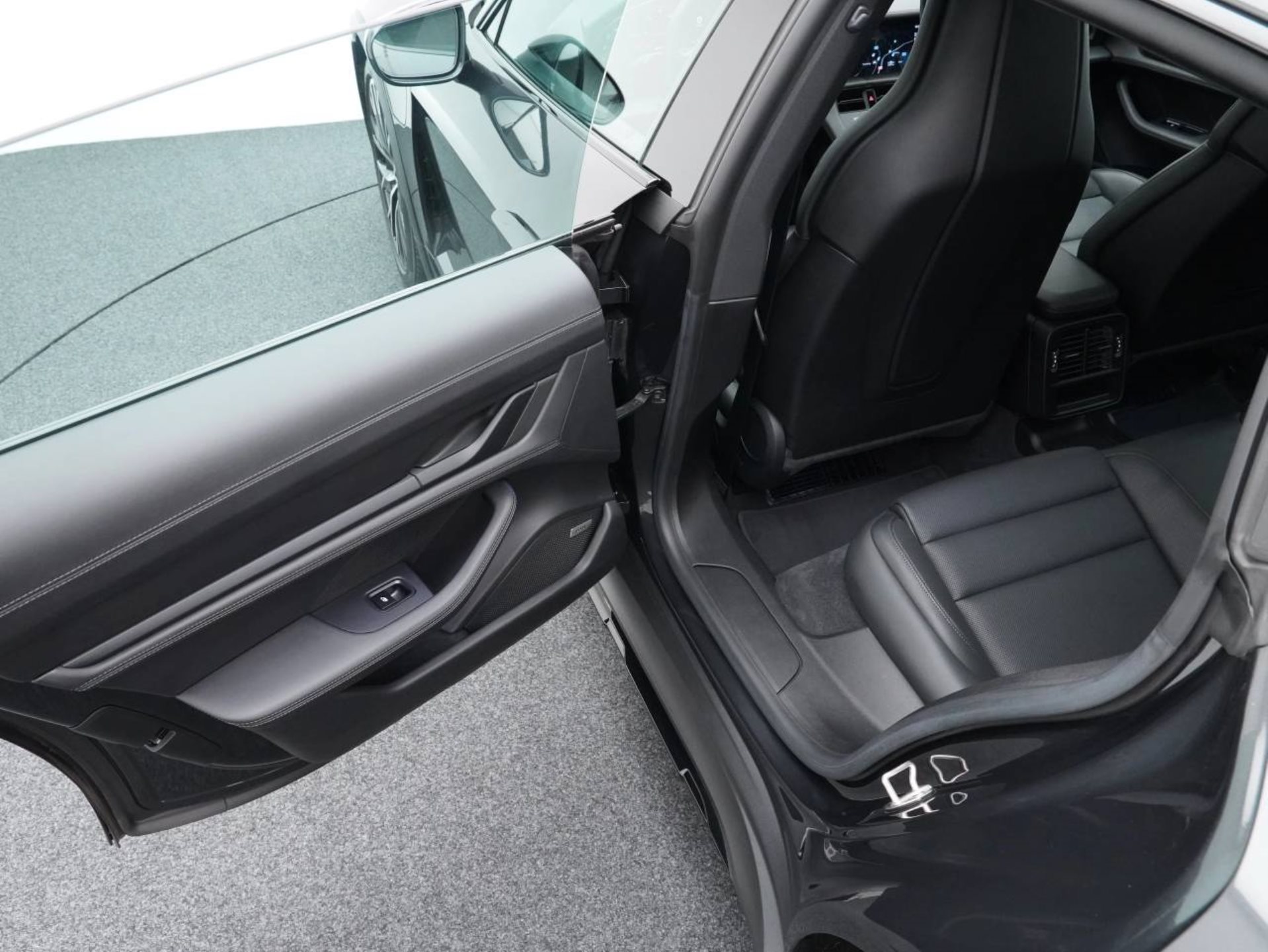 PORSCHE Taycan 4 Cross Turismo-image-27