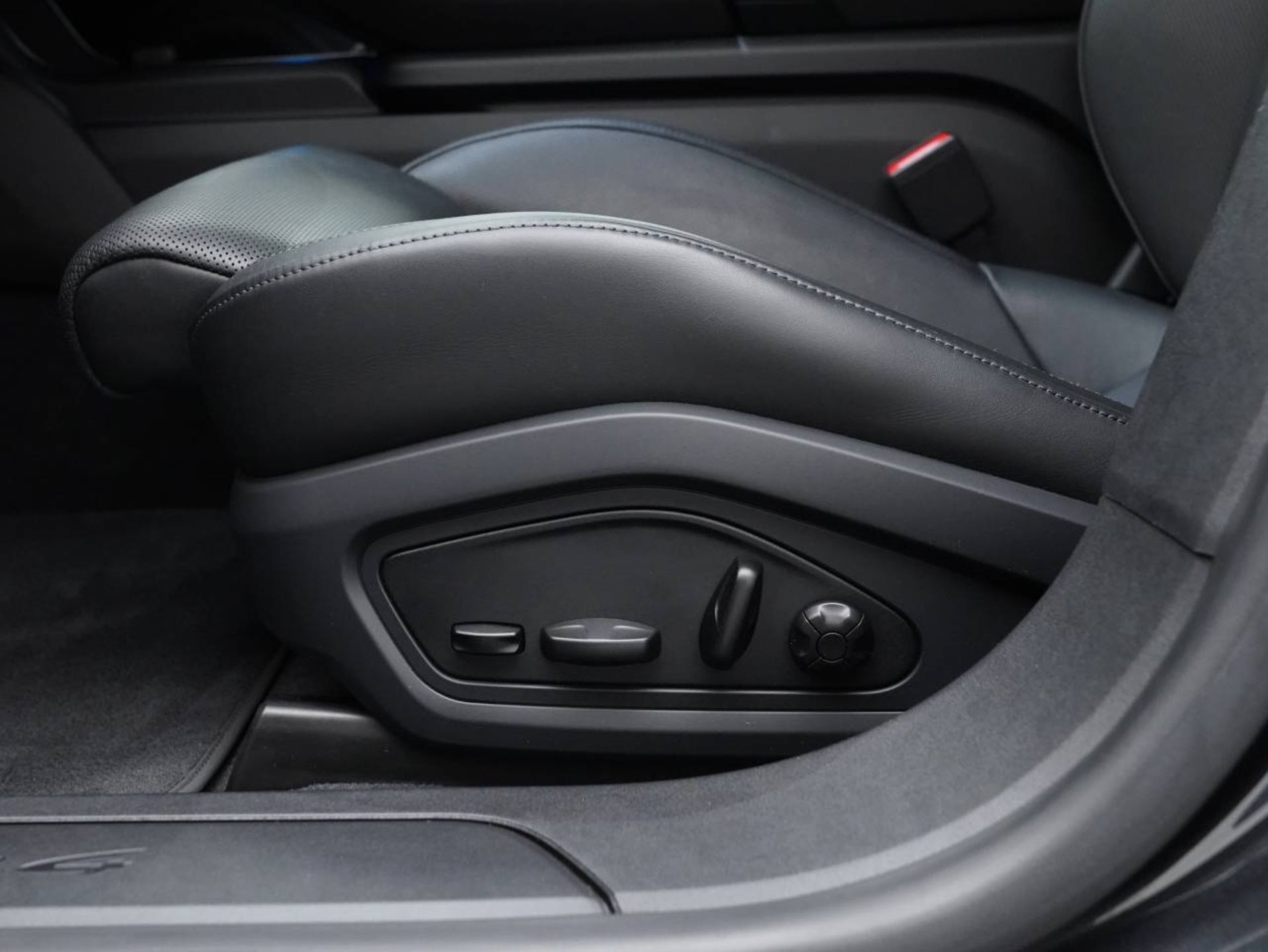 PORSCHE Taycan 4 Cross Turismo-image-22