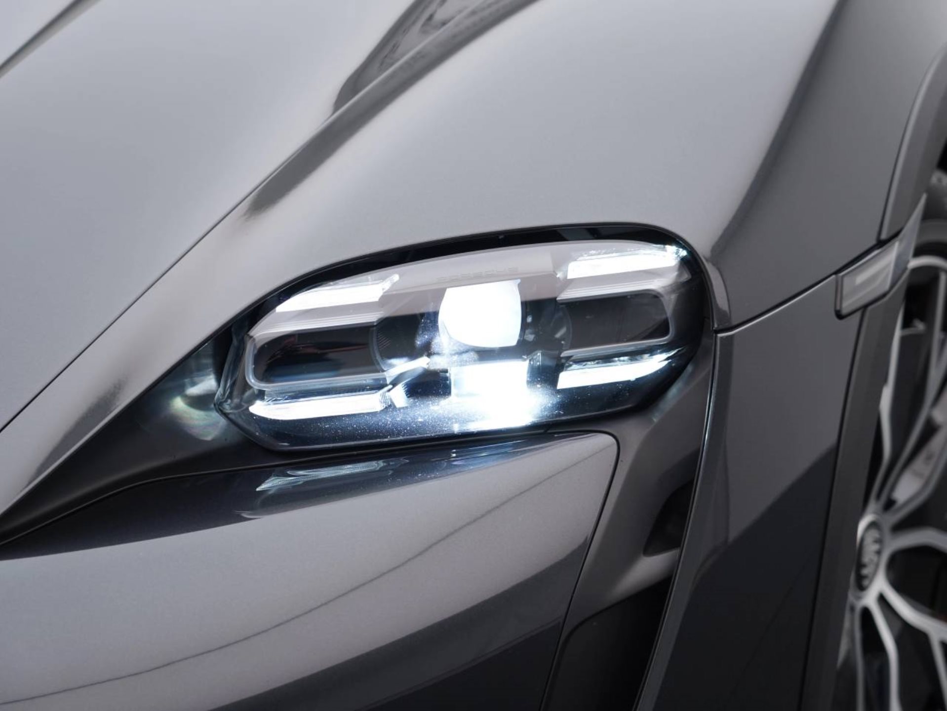 PORSCHE Taycan 4 Cross Turismo-image-12
