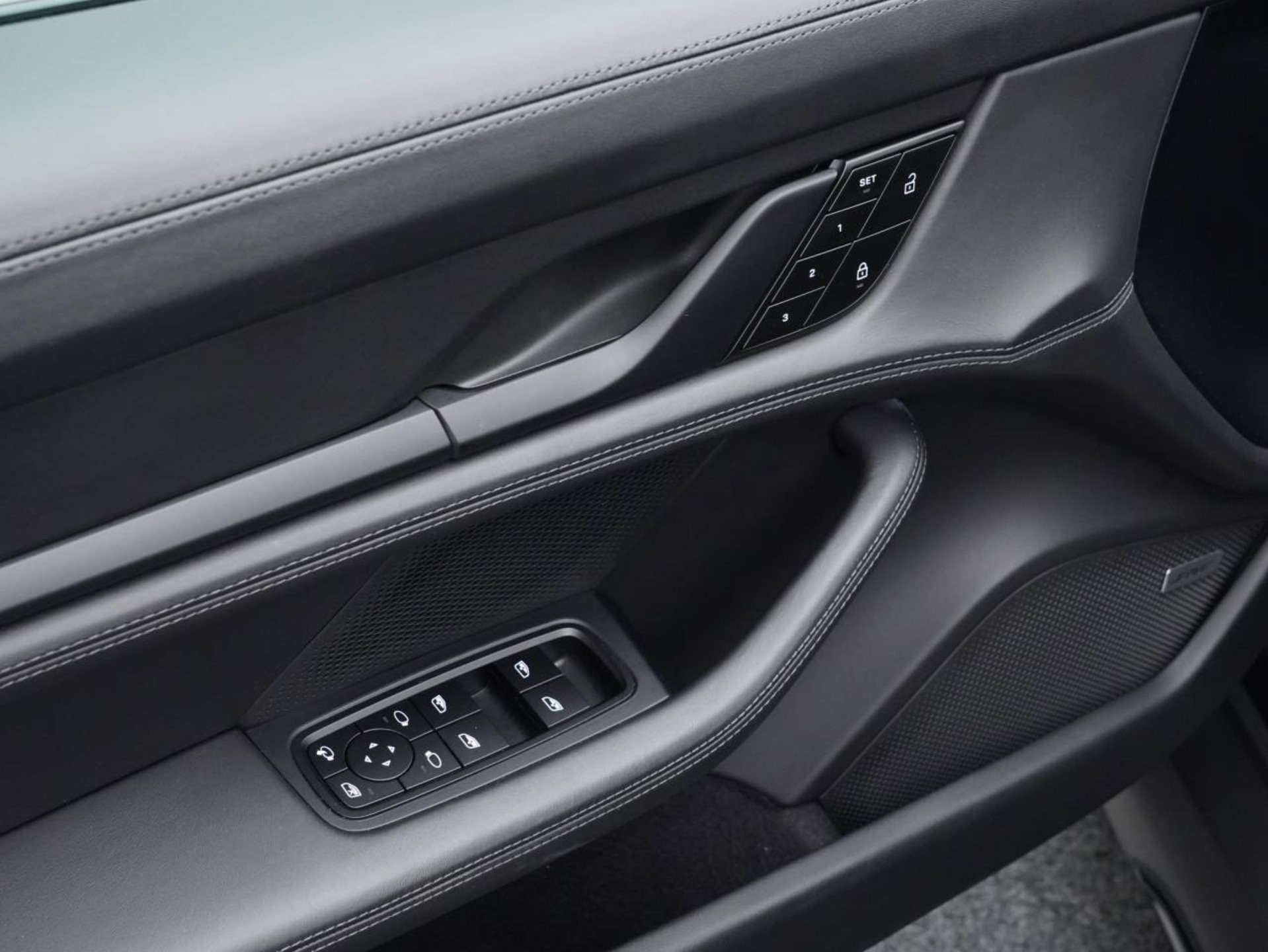 PORSCHE Taycan 4 Cross Turismo-image-21