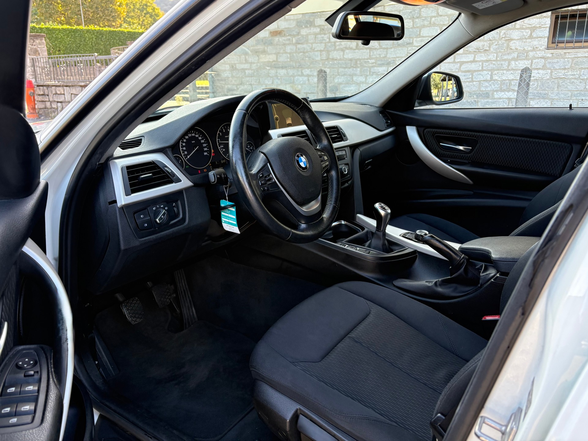 BMW 320i xDrive Touring Modern Line-image-6
