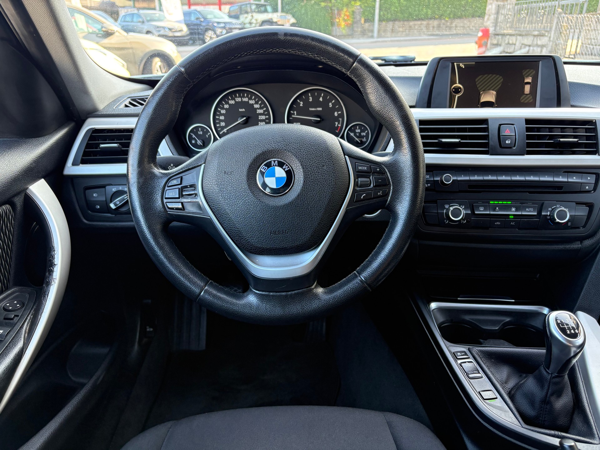 BMW 320i xDrive Touring Modern Line-image-9
