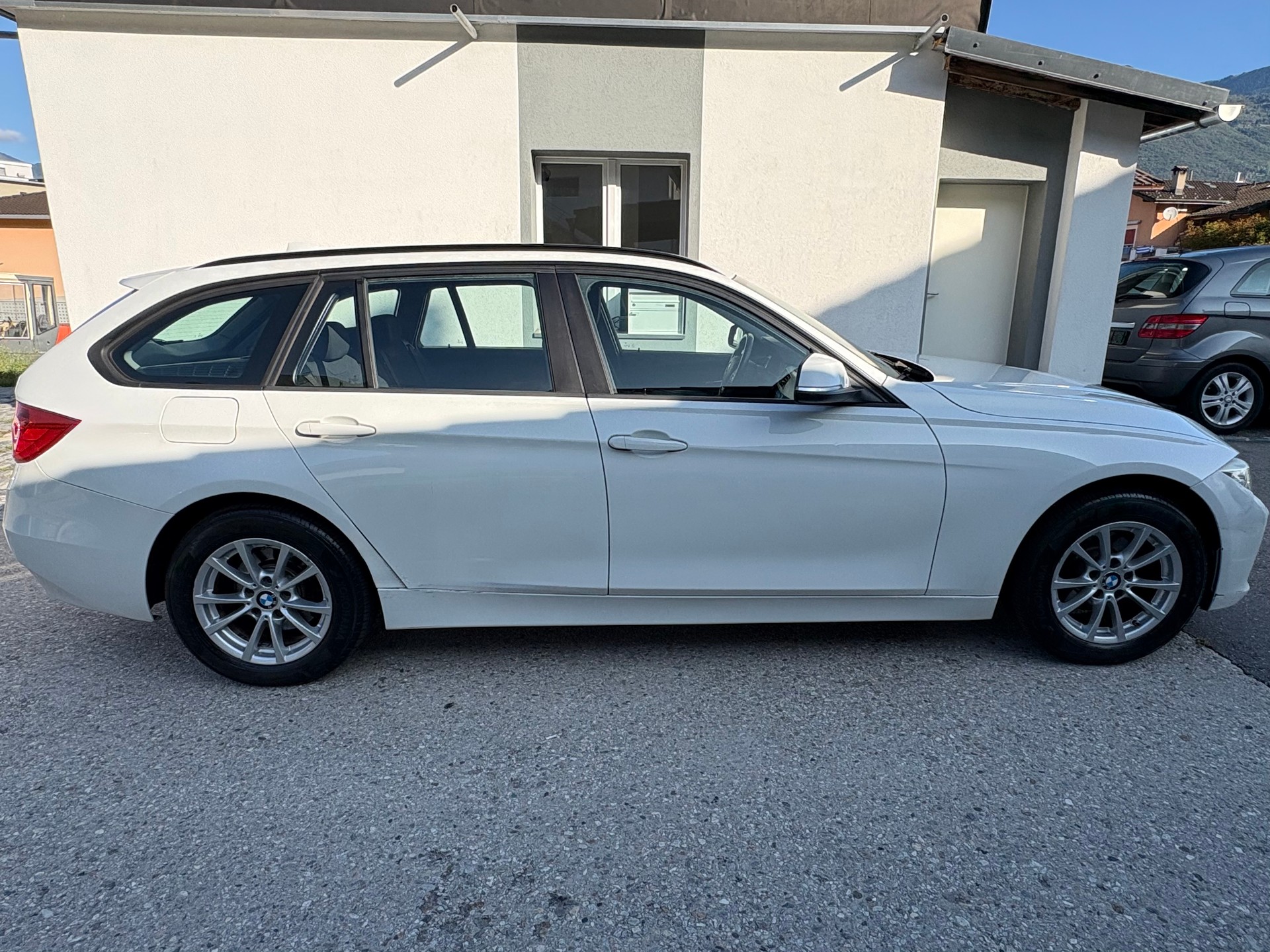 BMW 320i xDrive Touring Modern Line-image-4
