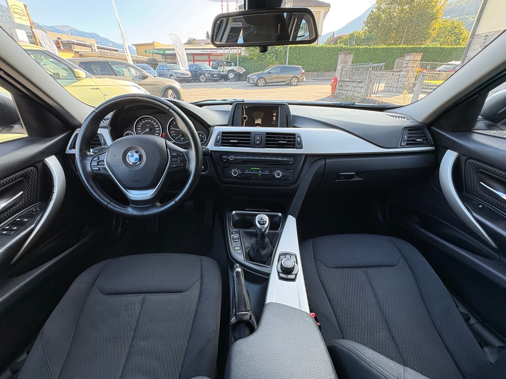 BMW 320i xDrive Touring Modern Line-image-11