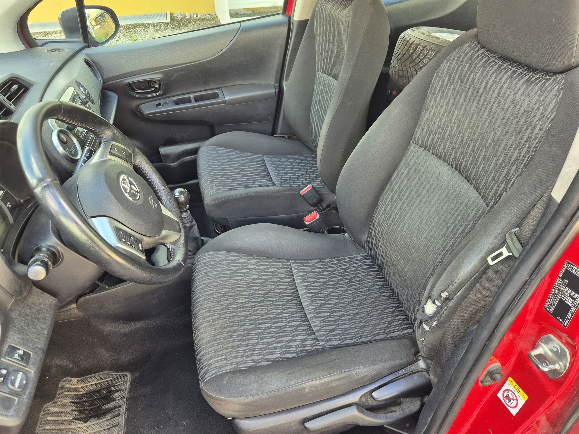 TOYOTA Yaris 1.33 Luna-image-6