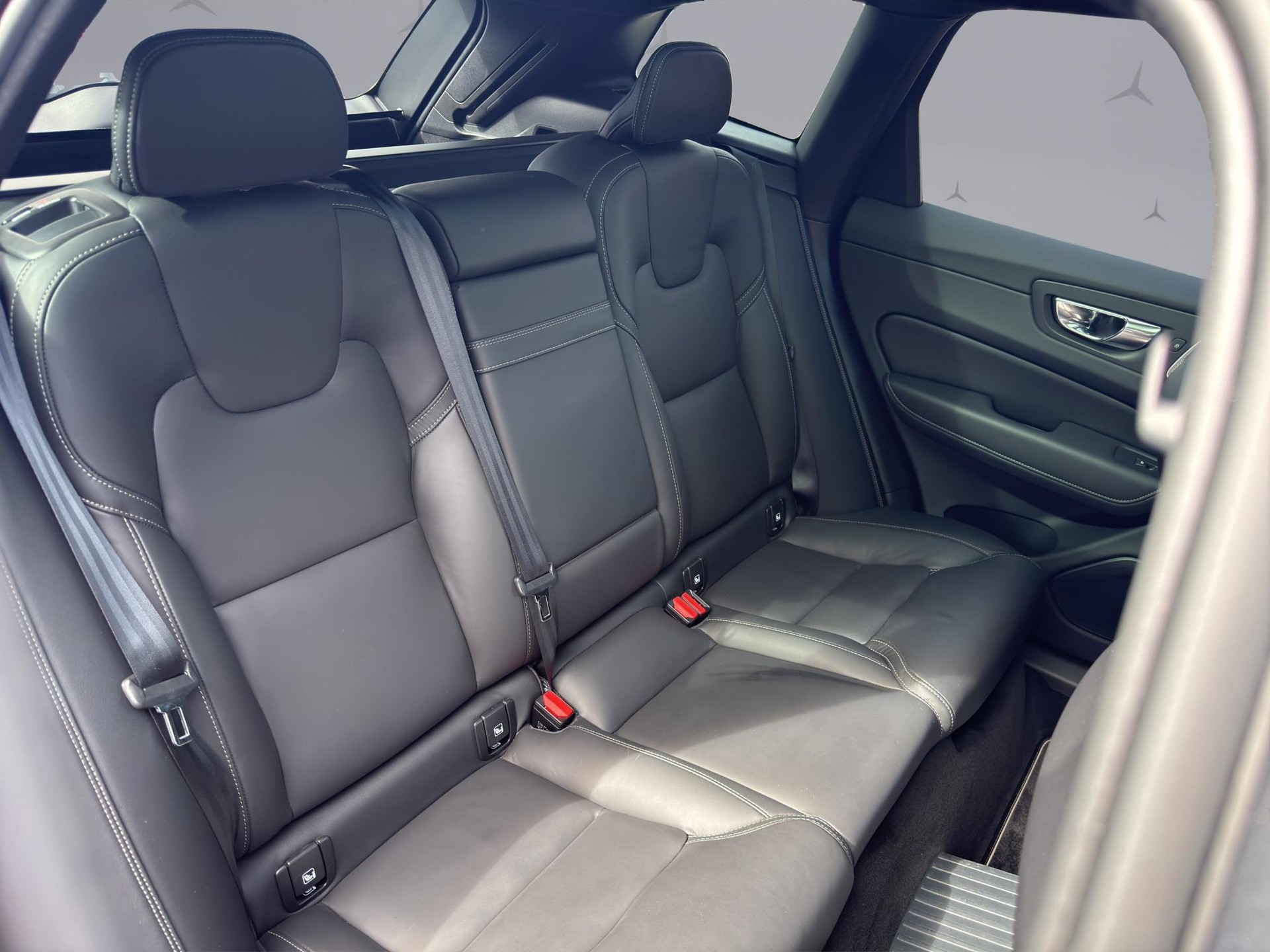 VOLVO XC60 2.0 T8 TE R-Design eAWD-image-16