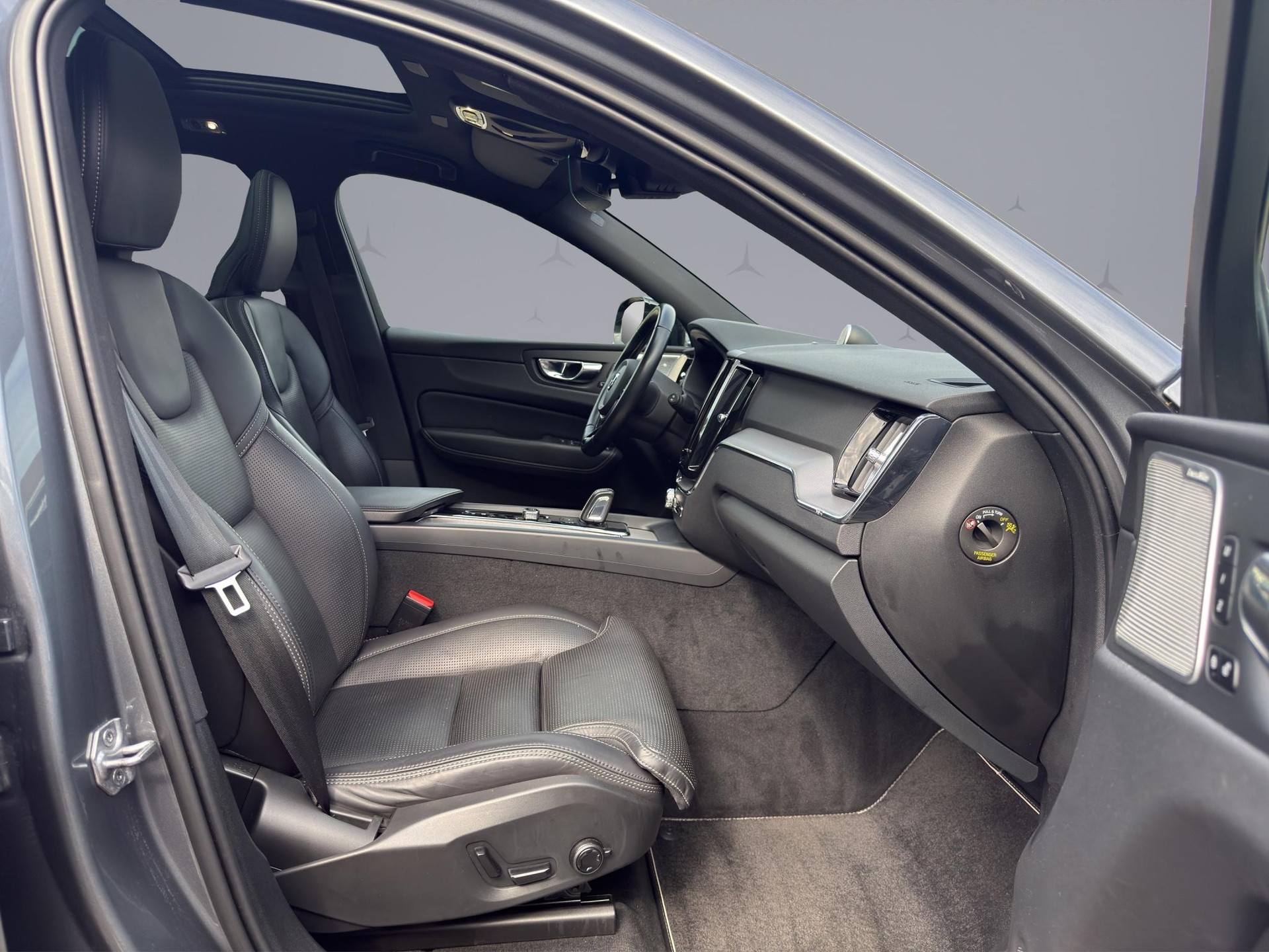 VOLVO XC60 2.0 T8 TE R-Design eAWD-image-15