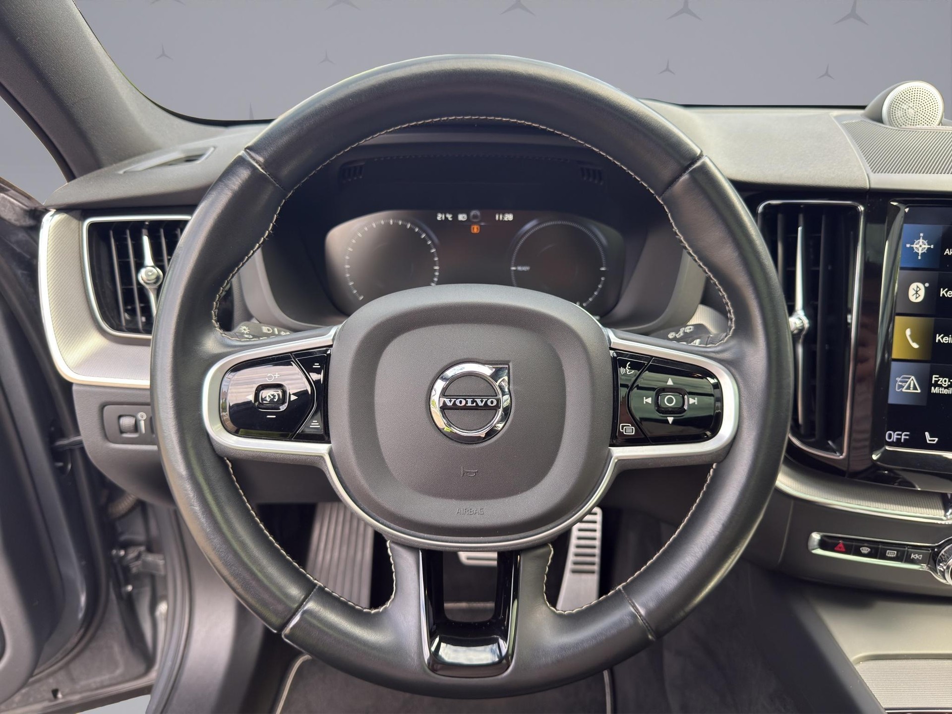 VOLVO XC60 2.0 T8 TE R-Design eAWD-image-9