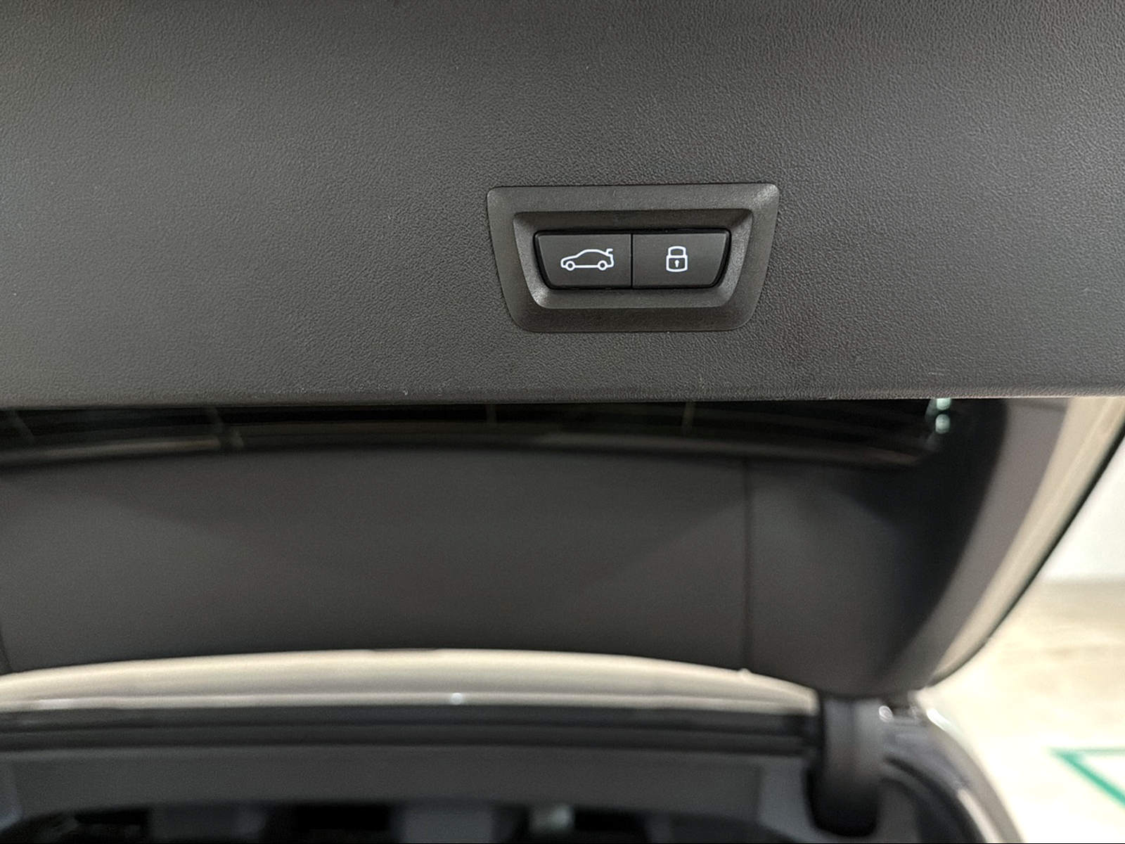 BMW M50i-image-8