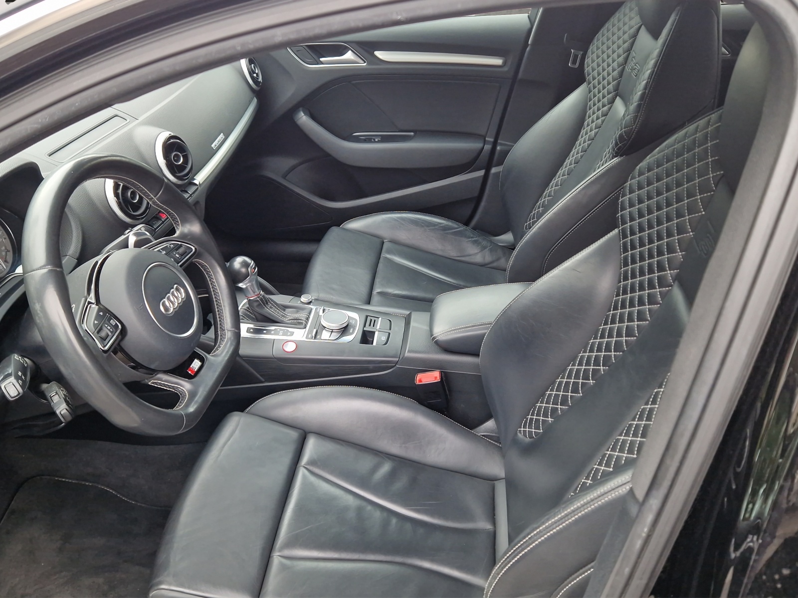 AUDI S3 Sportback 2.0 T FSI quattro S-Tronic-image-3