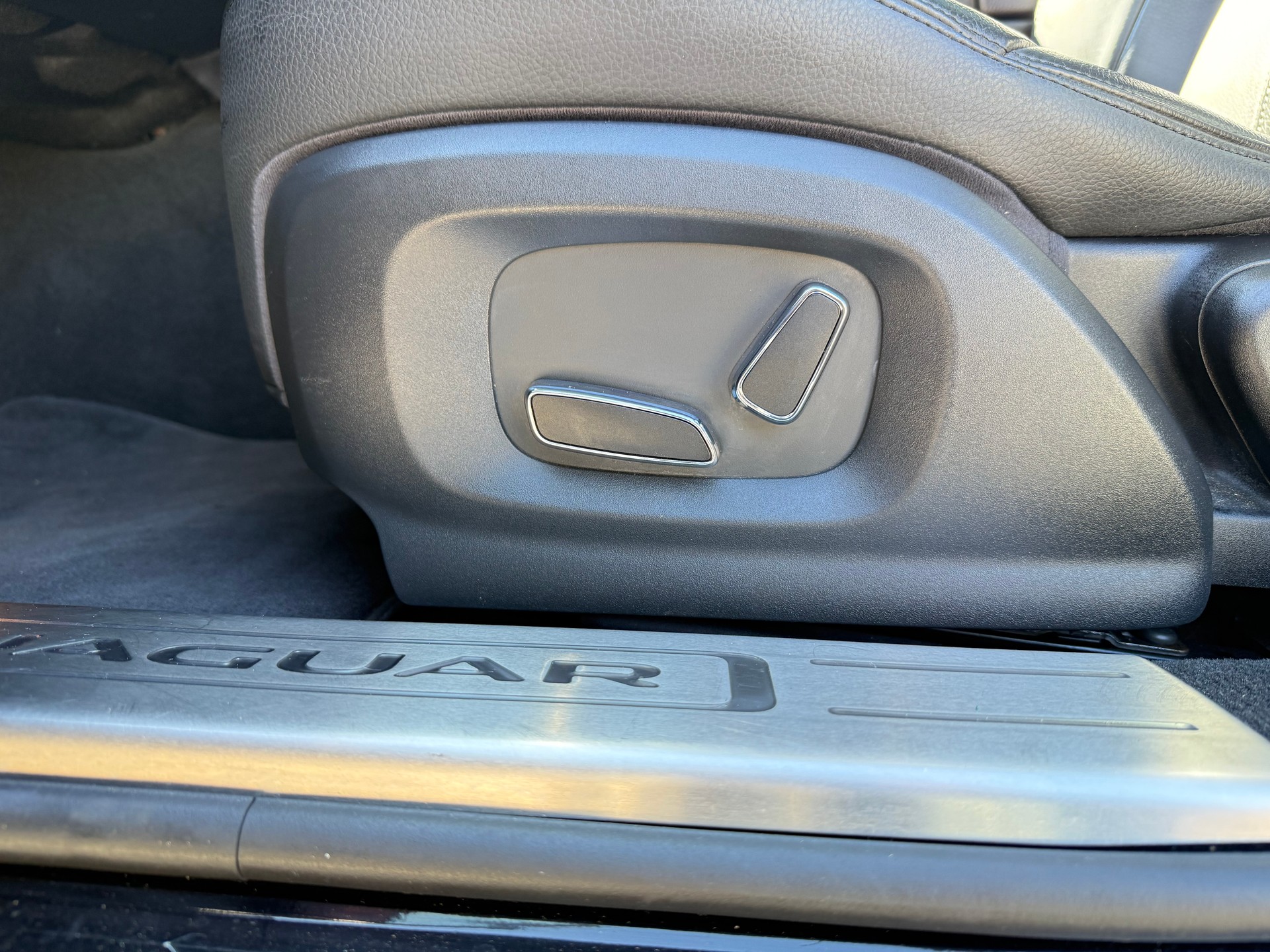 JAGUAR XJ 3.0d V6 Luxury Automatic-image-25