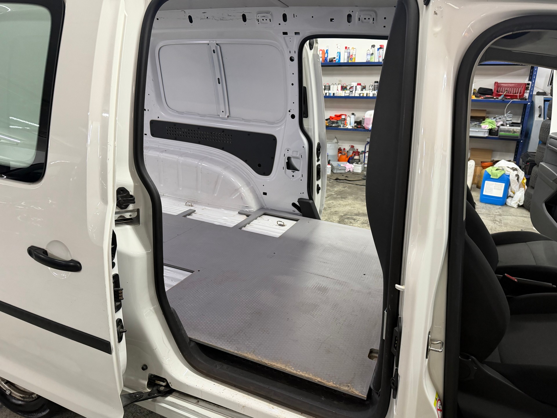 VW Caddy Maxi 2.0TDI BlueMotion Technology-image-13