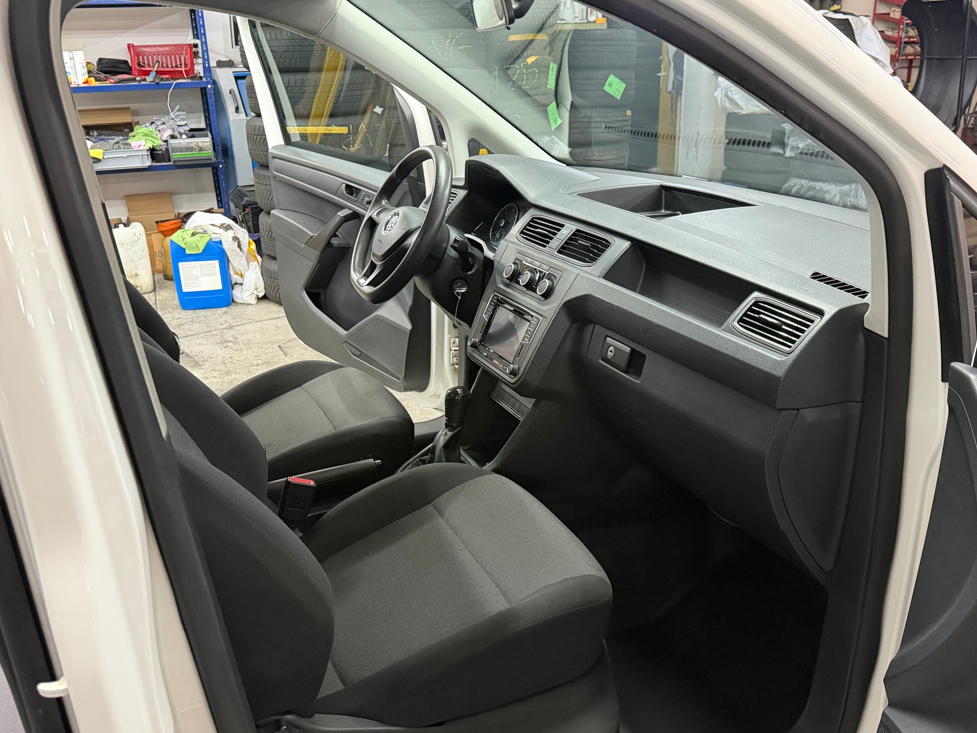 VW Caddy Maxi 2.0TDI BlueMotion Technology-image-8