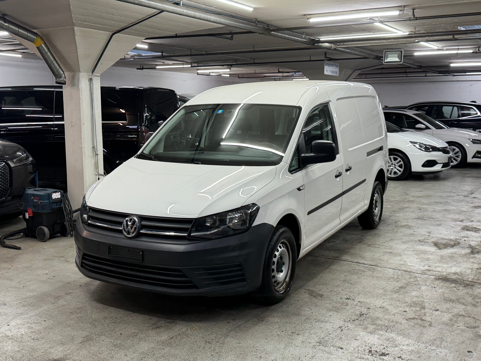 VW Caddy Maxi 2.0TDI BlueMotion Technology-image-2