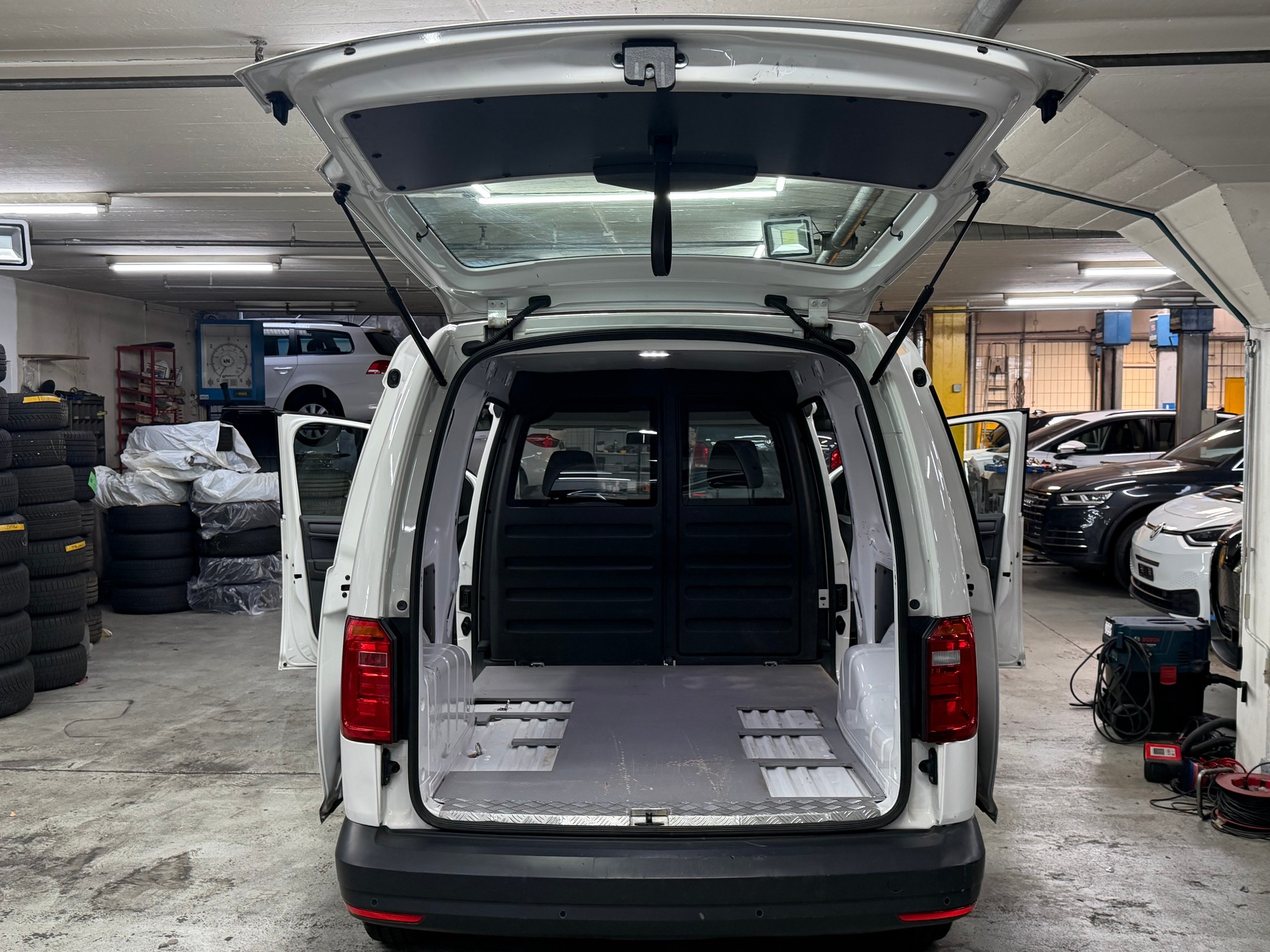 VW Caddy Maxi 2.0TDI BlueMotion Technology-image-14