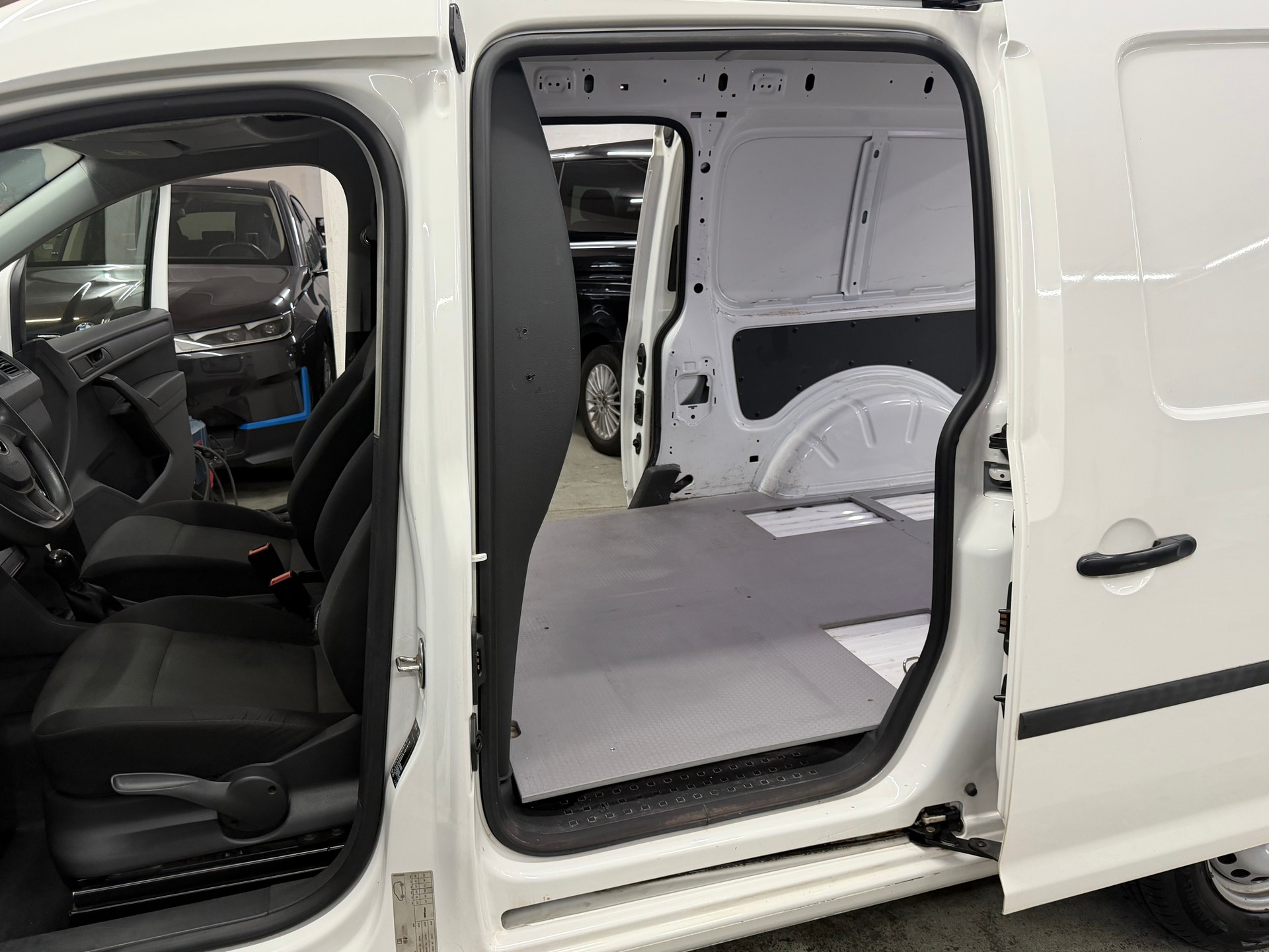 VW Caddy Maxi 2.0TDI BlueMotion Technology-image-10
